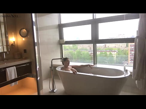 ❤️ En fantastisk babe som lidenskapelig rykker av seg fitta på badet ️ Porno hos oss ﹏