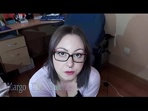 ❤️ Sexy jente med briller suger dildo dypt på kamera ️ Porno hos oss ﹏
