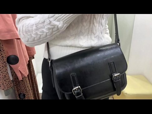 ❤️ Offentlig onani av ungtispe FeralBerry med en dildo i prøverommet ️ Porno hos oss ﹏